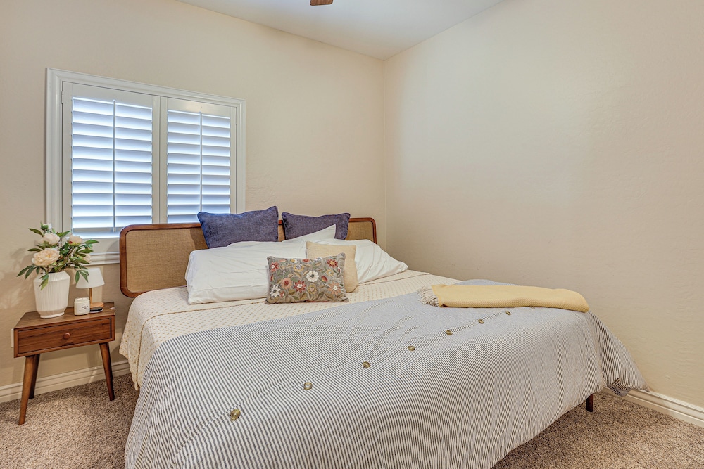 Family-friendly Goodyear Oasis: Fire Table, Pool!