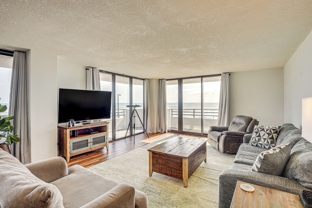 Balcony w/ Ocean Views: Daytona Beach Gem w/ Perks