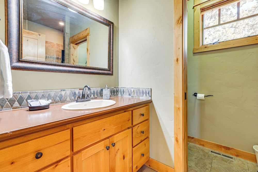 Mountain-view Cabin Near Trails in Powell Butte!