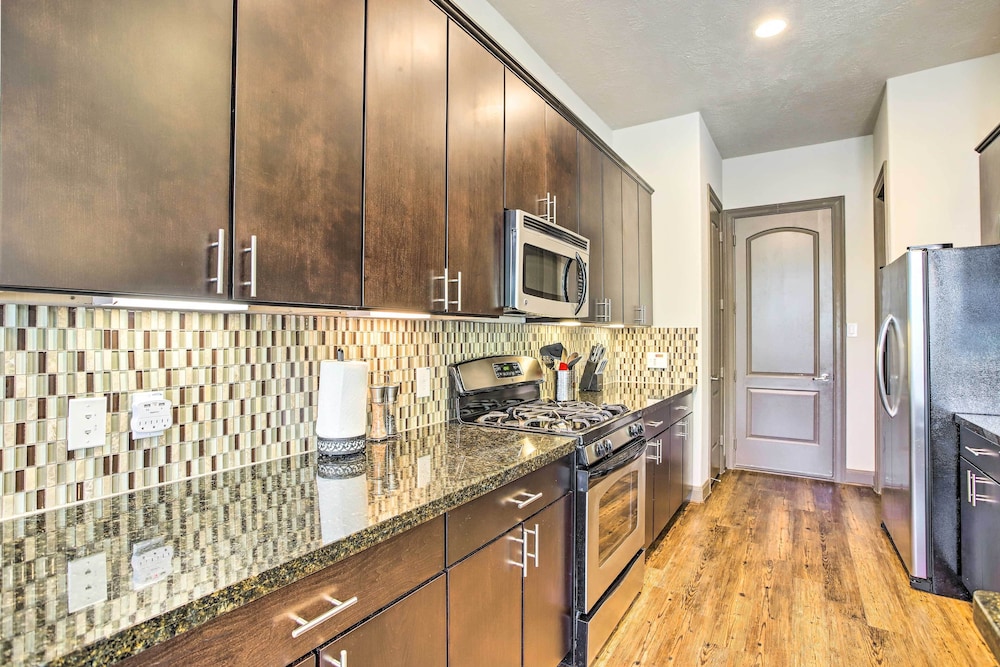 Family-friendly Spring Townhouse w/ Backyard!