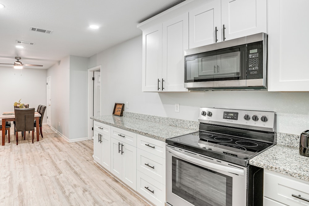 Group Getaway w/ Deck & Yard in Lakeland!