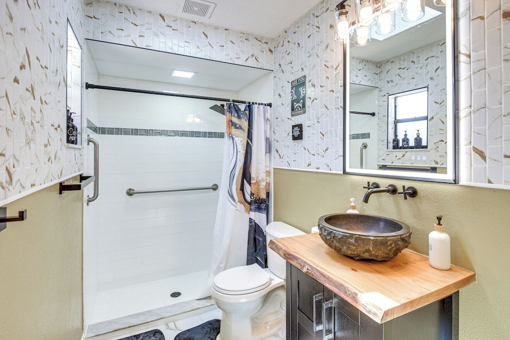 6 Mi to Gemini Springs Park: Chic Home w/ Pool!