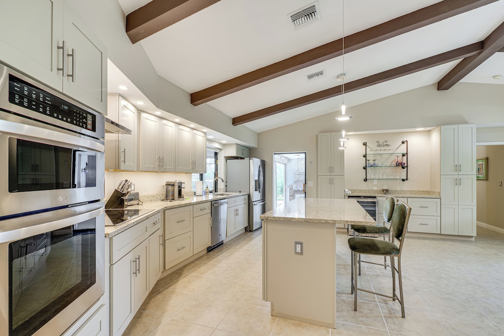 10 Mi to Beach: Poolside Paradise in Fort Myers!