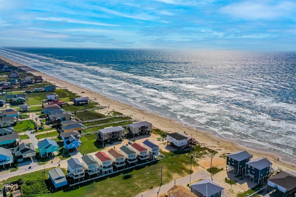 Walk to Shore & Eats: Surfside Beach Gem w/ Deck view 4