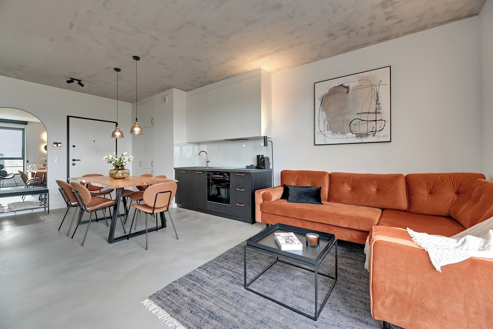 Doki Living - Foodhall & Parking by Downtown Apartments