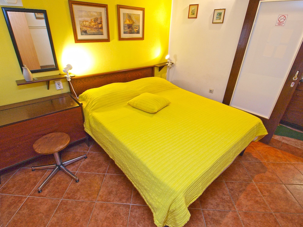 Apartment 875 view 3