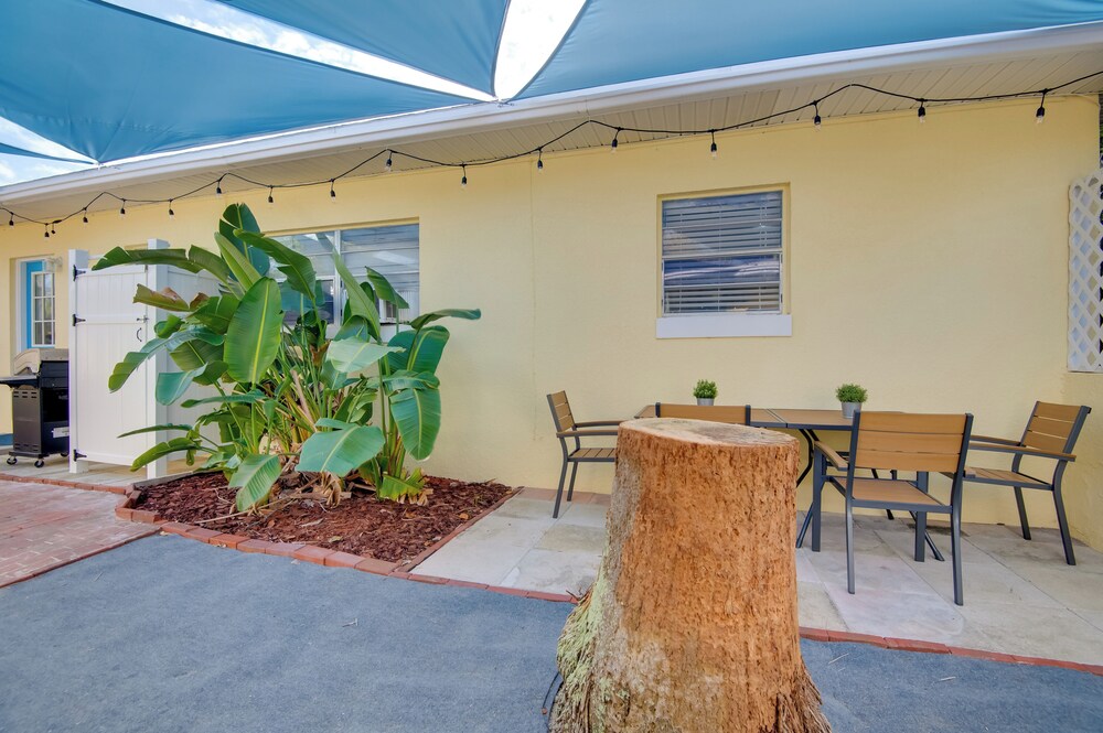 Dogs Welcome, Steps to Beach: Cocoa Beach Retreat!
