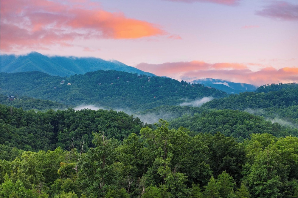 All Fun & Games by Avantstay Indoor Pool, Game Room, Theater, Mountain Views Near Pigeon Forge & Dollywood