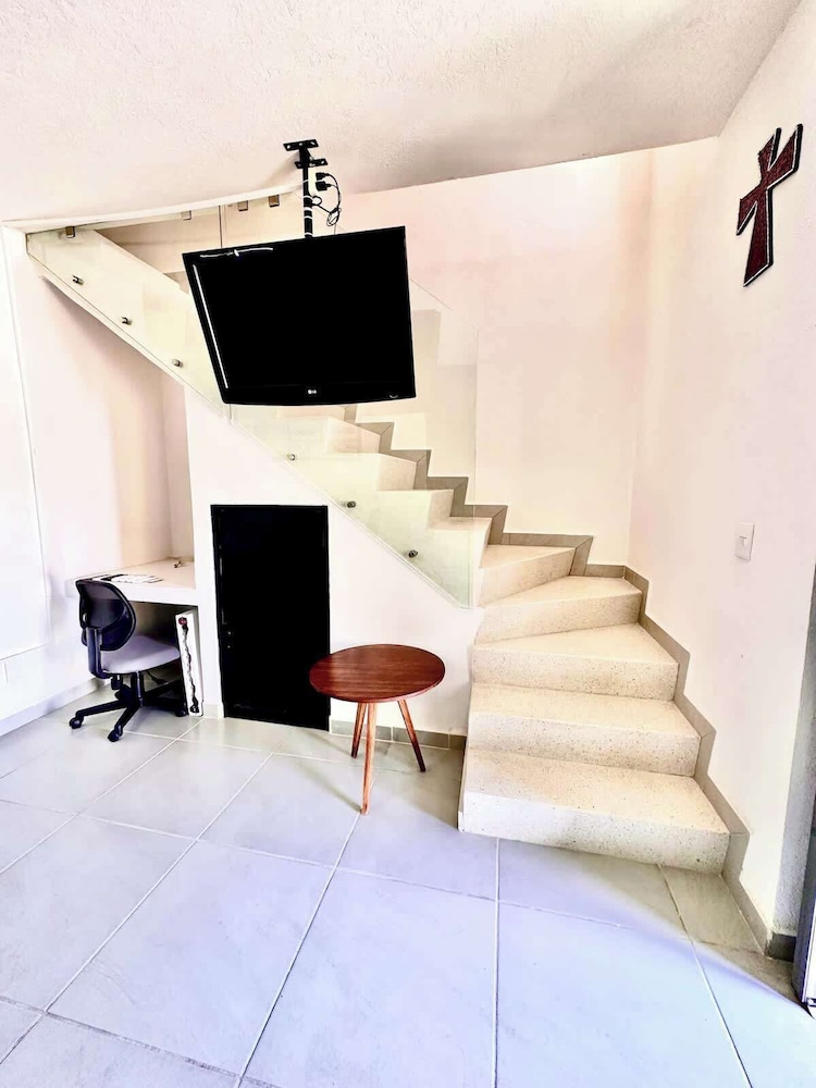 Private Jacuzzi and Pool 2 Level House