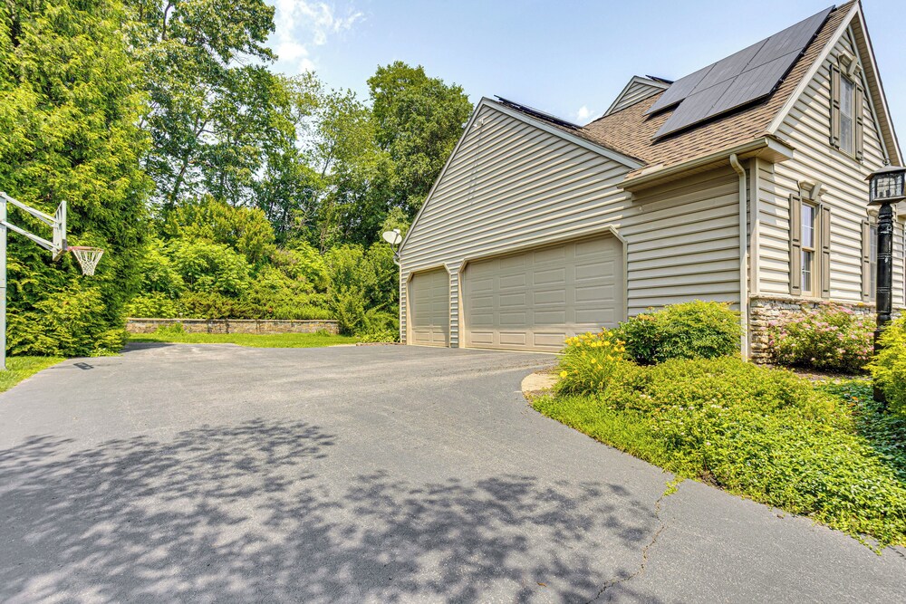 5 Mi to Dtwn York: Spacious Family Home