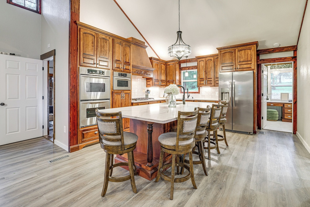 Near Bella Vista Trails & Elk River: Family Home!