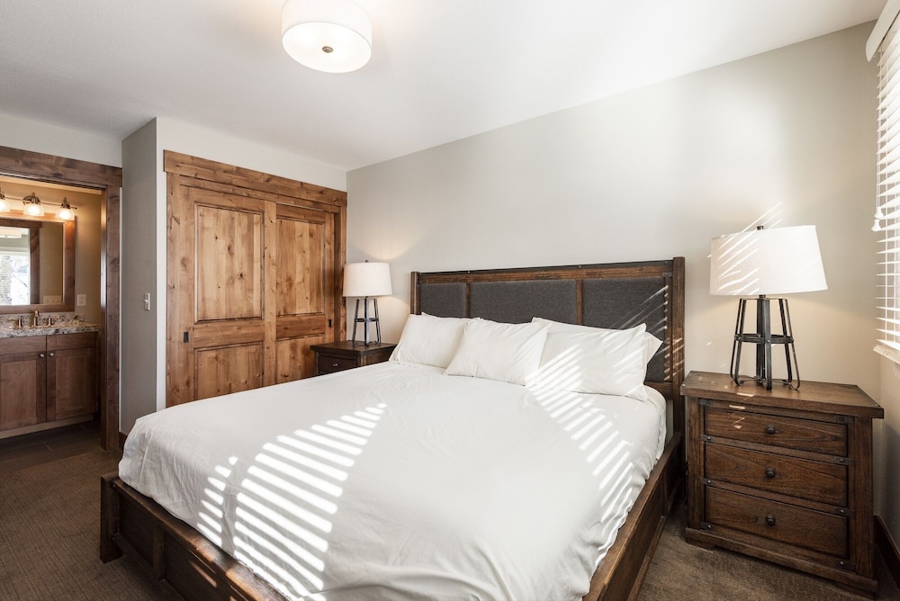 Snow Flower 110 2 Bedroom Condo by RedAwning view 3
