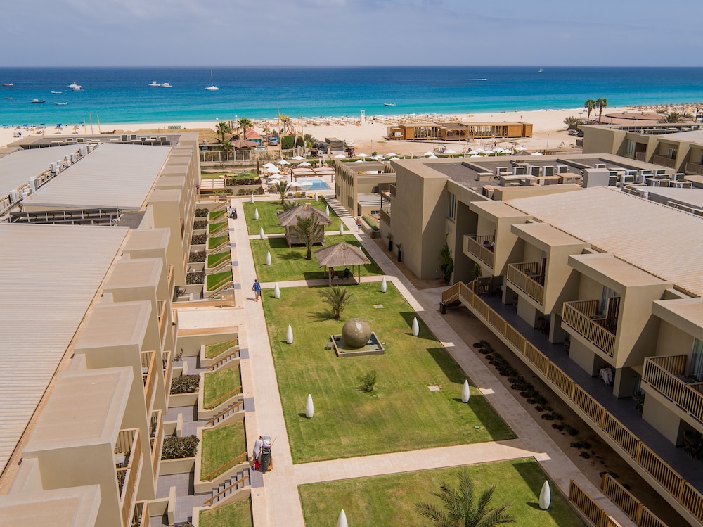Hotel Oasis Salinas Sea