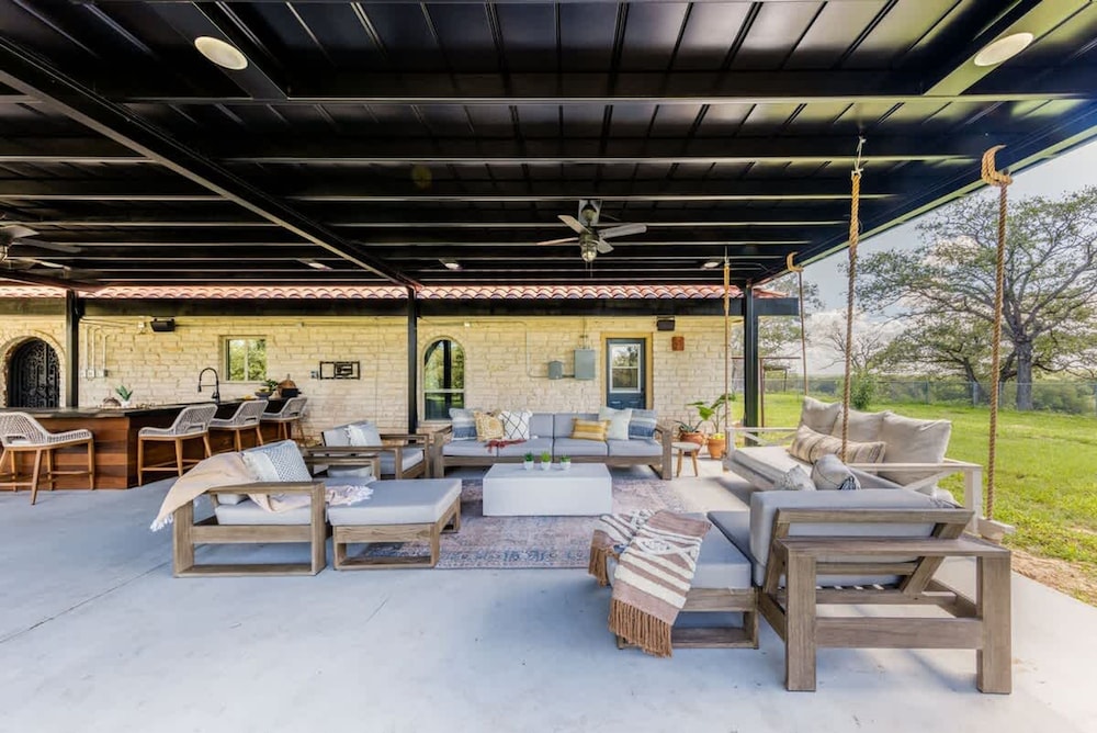 Spacious 90-acre Ranch Ideal for Families Reunions Events Sleeps 13 San Marcos River Access
