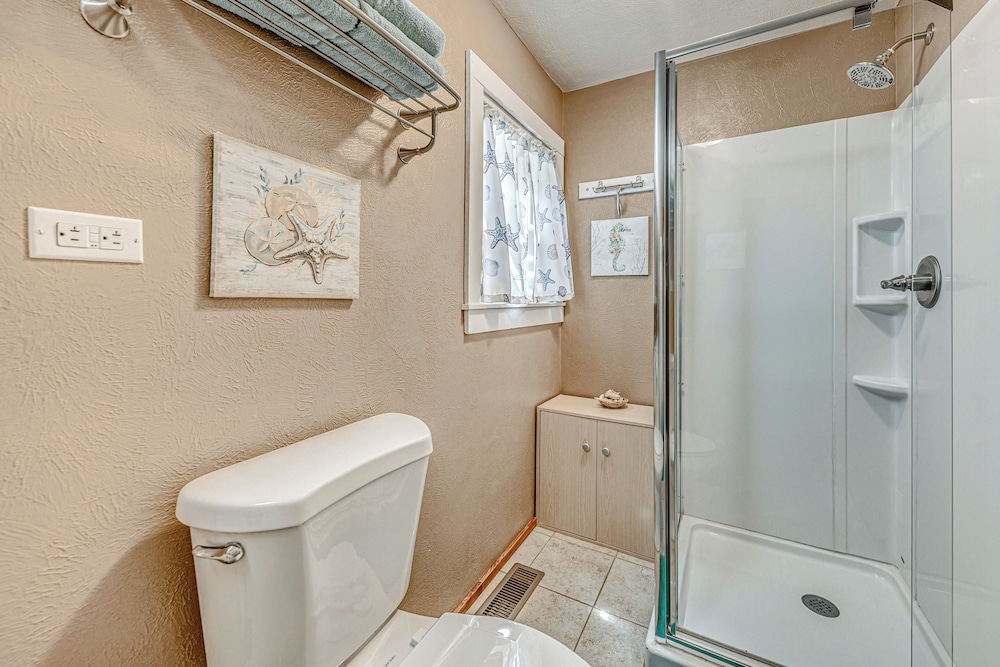 Walk to Downtown Ruidoso: Cozy Wooded Retreat