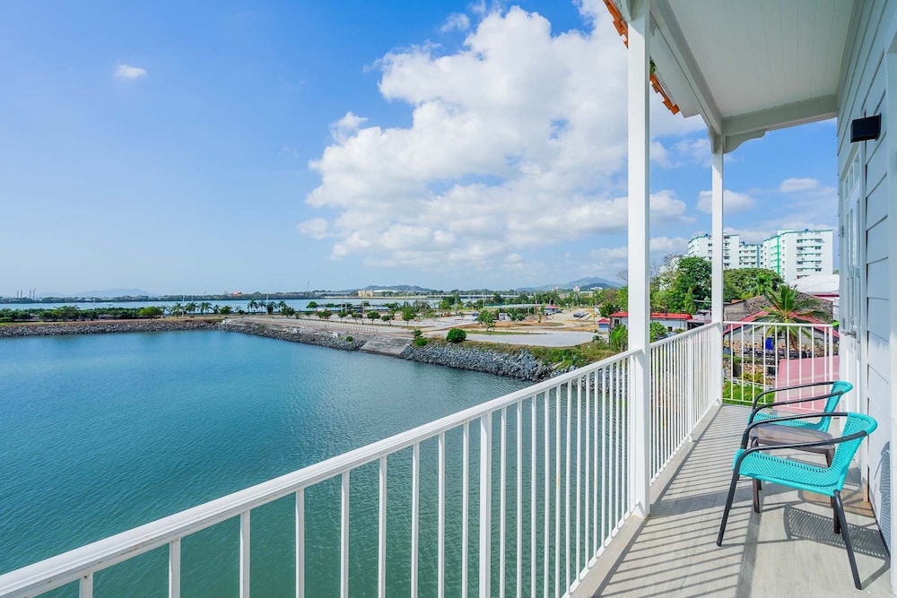 w Homely 2BR With Balcony in Panama