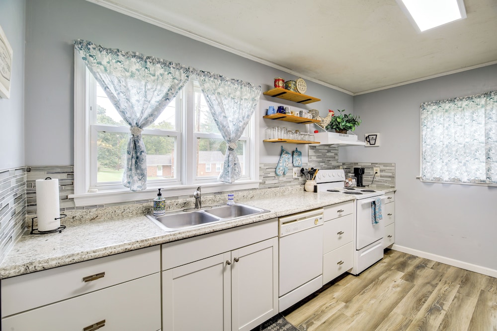 Cozy Home w/ Spacious Yard: 2 Mi to Dtwn Bristol