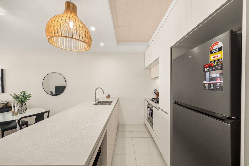 Chic West End Stay With Gym & Pool Access