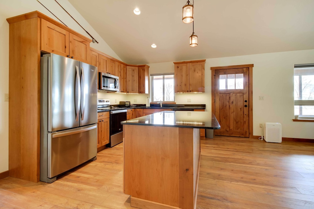 Beautiful Jefferson River Cabin w/ Mountain Views! - Property Image 23