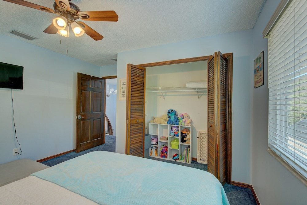 Spacious 4 3 Retreat- Heated Pool-playroom