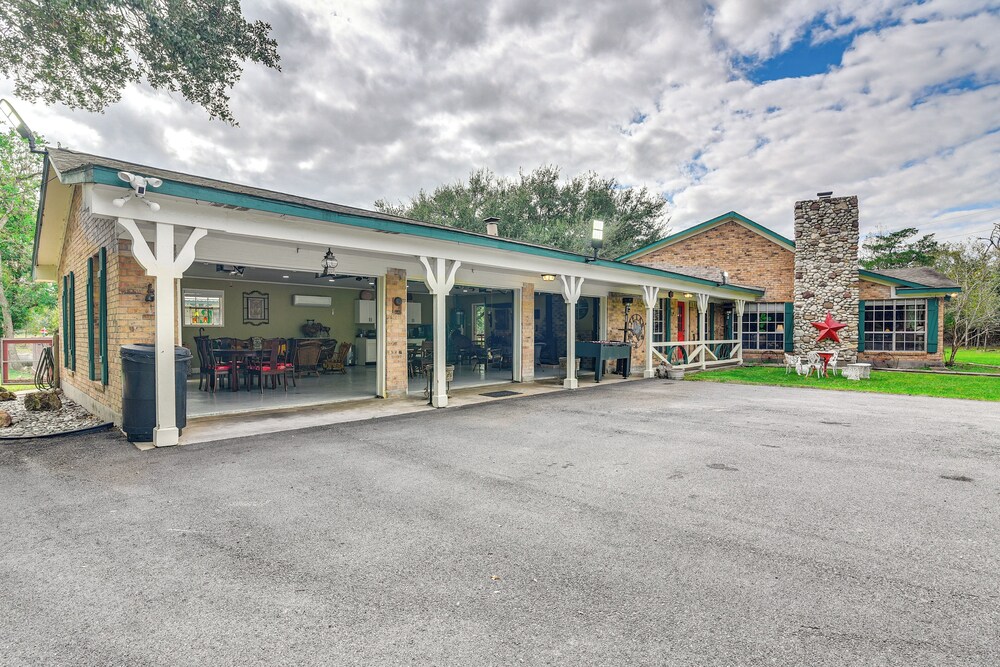 Family Home on 30 Acres in Manvel!