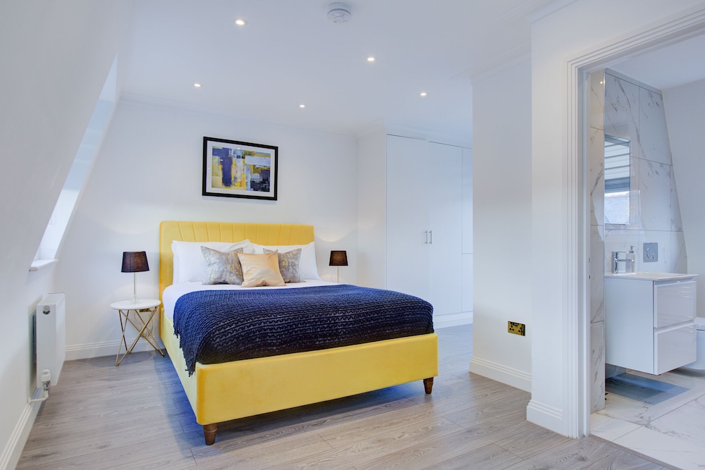 Contemporary 3-bed Apartment in Fulham, London
