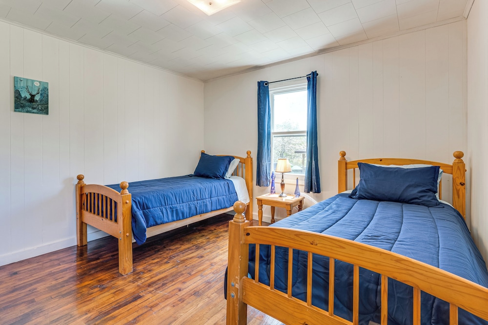 5 Mi to Chatuge Lake: Hayesville Hideaway!