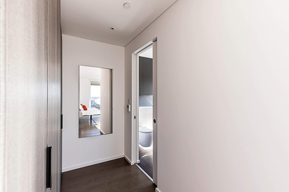 Luxurious 3-bed Sky-high Battersea Gem