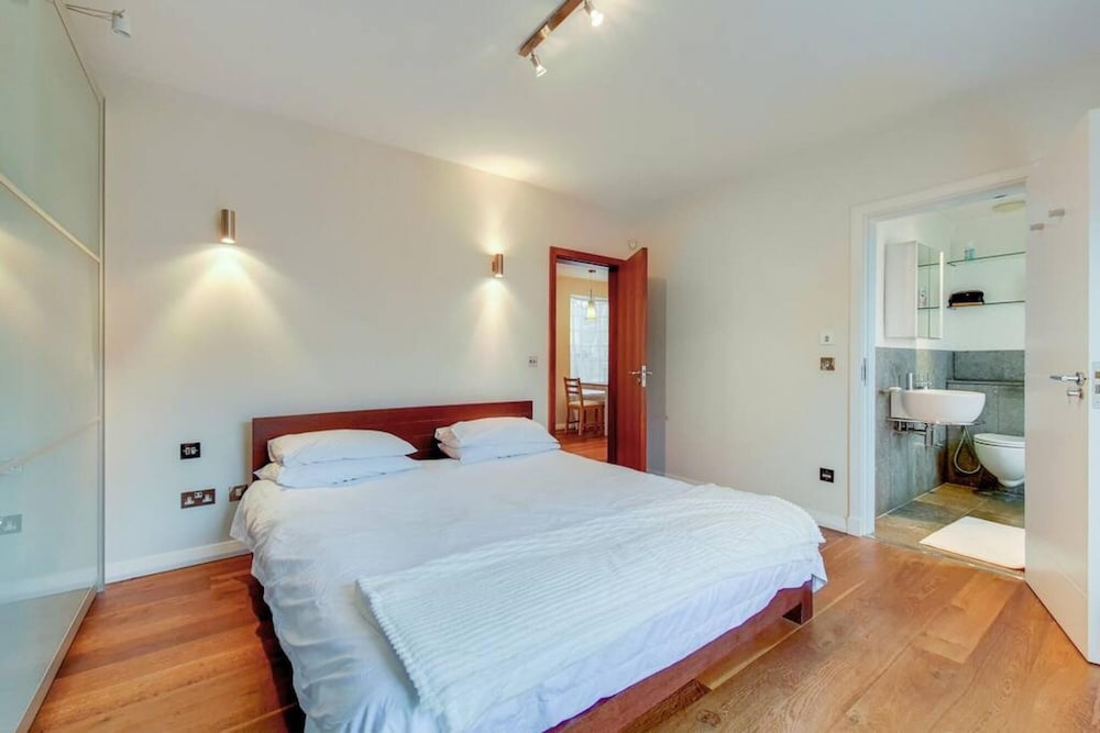 Amazing 2 Bedroom Apartment In Kensington view 5