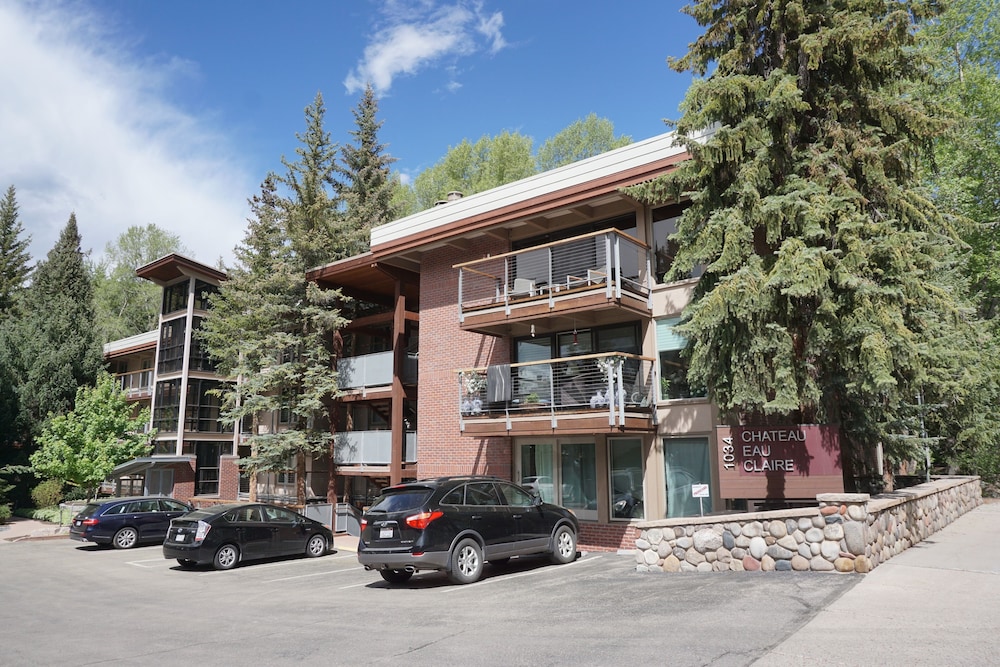 Recently Remodeled Including New Appliances - Corner Unit - River Location 3 Bedroom Condo by RedAwning view 4