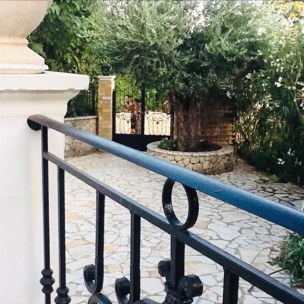 Villa Ampelaki (30 meters to the beach)