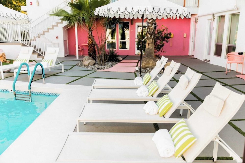 2 Rooms, Sleeps 8 Retro Hotel w/ Pool Wesley King Studio Buyout by Avantstay