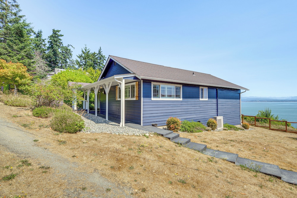 Mtn-view Camano Island Retreat Overlooking Beach