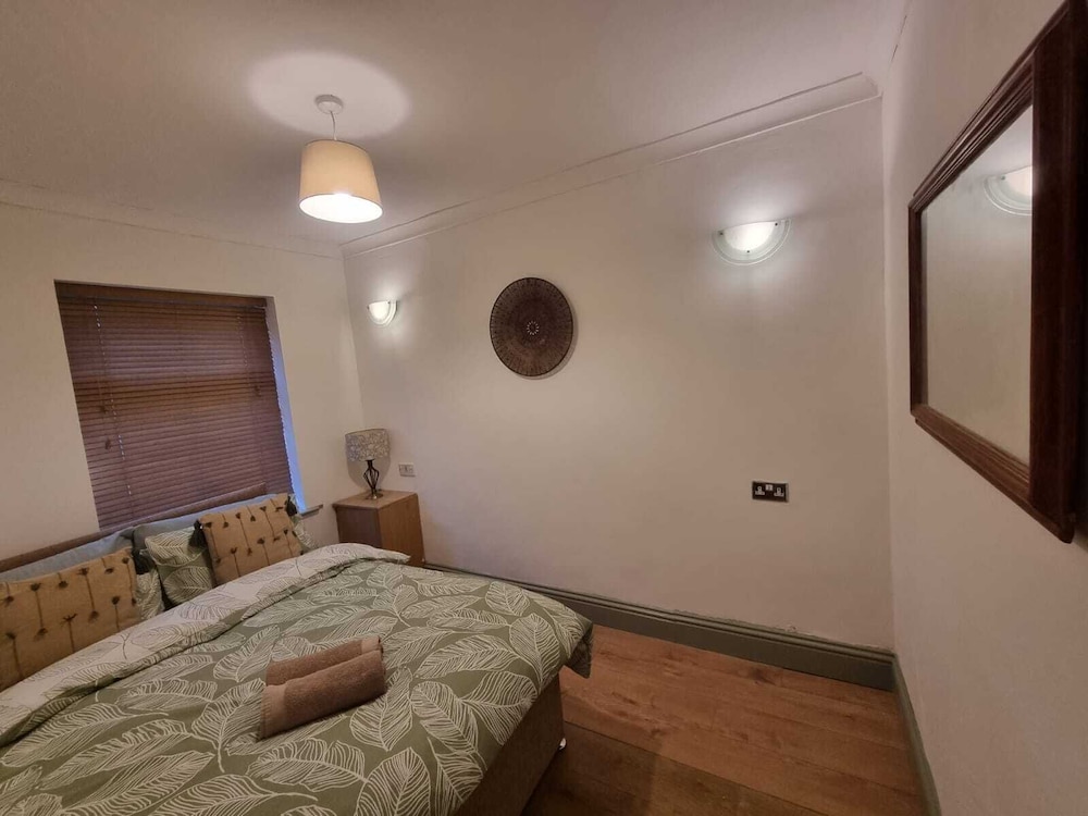 Elegant 4-bed House in Dartford view 5