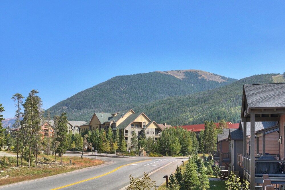 Luxury Home - Sleeps 10 - Fireplace & Mountain View 3 Bedroom Condo
