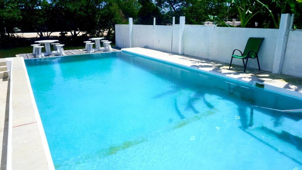 Sea Belize Relaxing Studio w Sea View Pool & Overwater Deck Near Airport, 1st FL