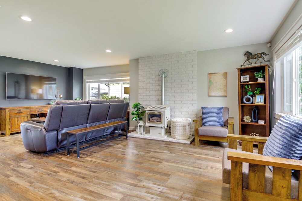 1 Mi to Historic Dtwn: Dog-friendly Everett Home!