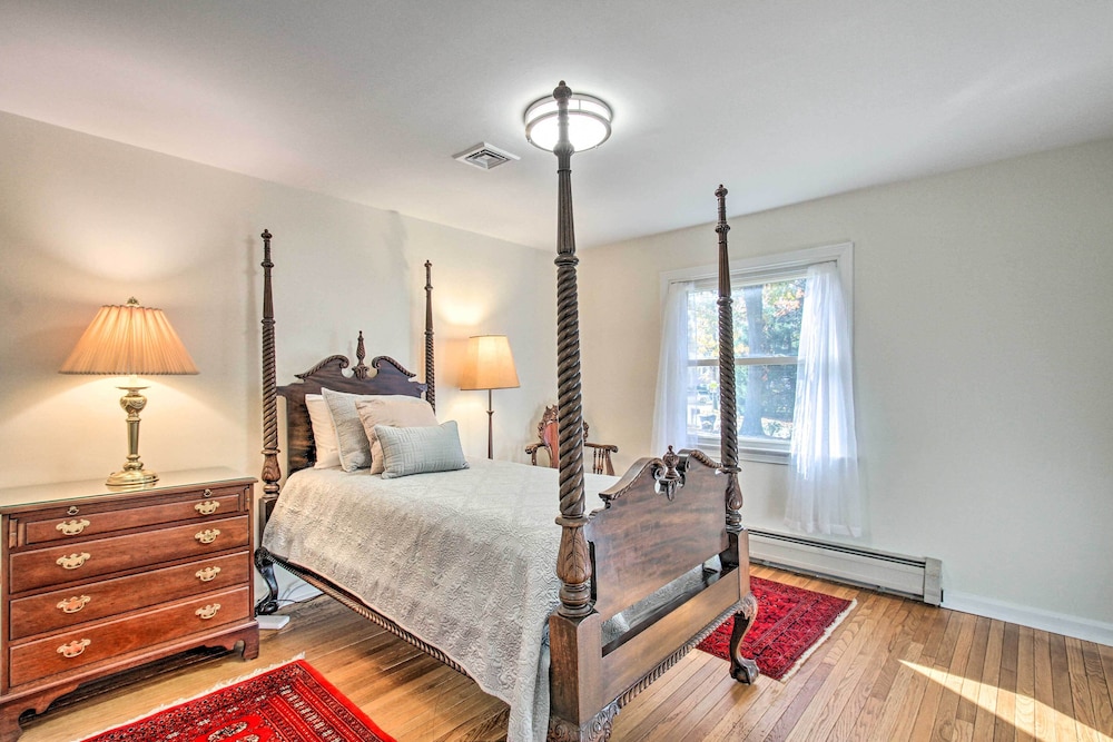 20 Mi to Philly: Inviting Home w/ Yard in Wayne! view 3