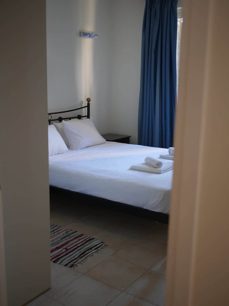Cassiopeia 1BR Apt on Beach with Pool