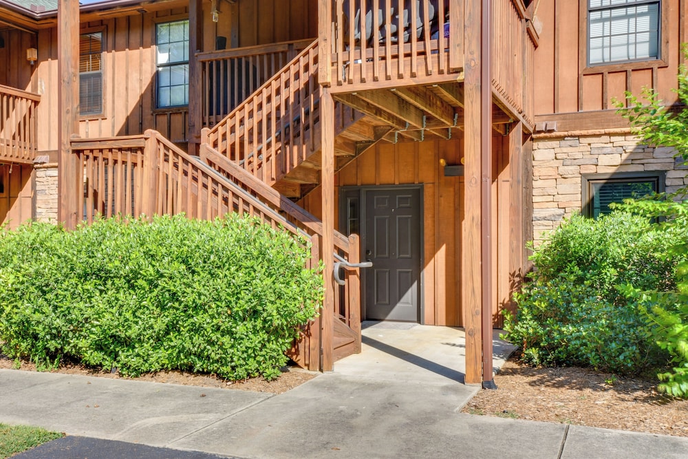 Scenic Outdoor Space: Lake Keowee Retreat!