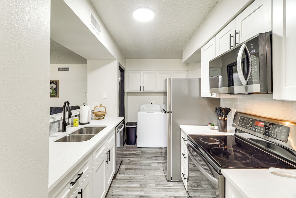 5 Mi to At&t Stadium: Townhome w/ Community Pools!