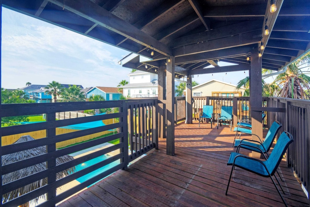 Private Pool, Yard, Deck, by the Nature Preserve! Tipsy Flipper by Avantstay