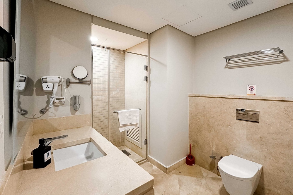 Xuru Stays I Exotic 1bdr w/ Outdoor Terrace Pool & Beach Access
