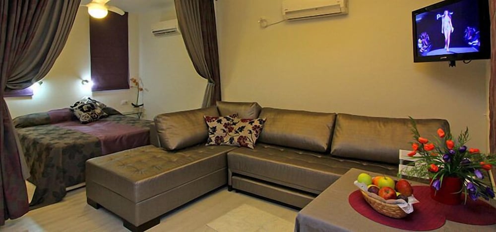 Nuriel Fruit & Guest House