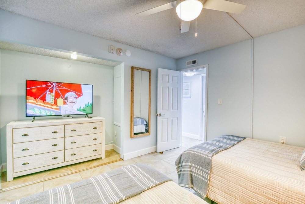 Paradise Beach Club by Happy Palm Stays