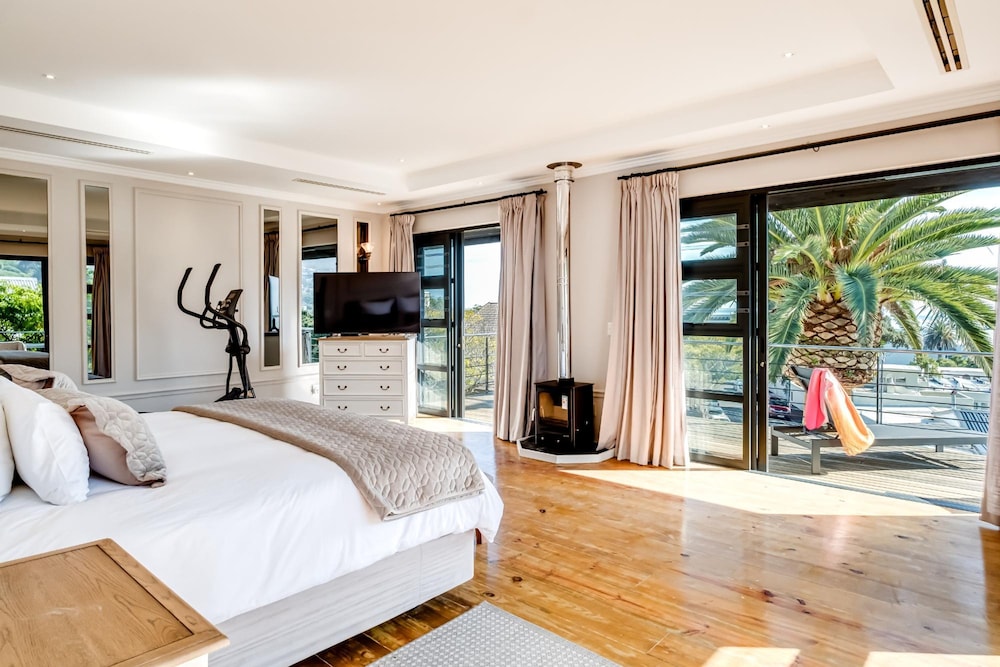 Camps Bay 4bed Villa w Pool Luxe on Central