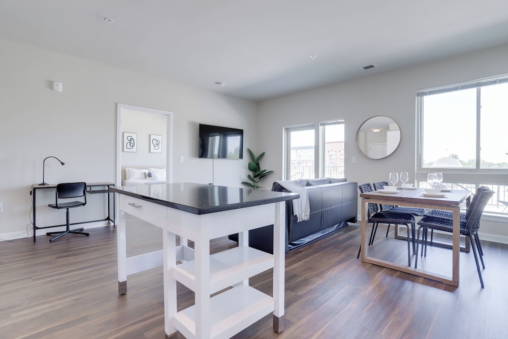 Spacious 2BR Apt with Den W Balcony