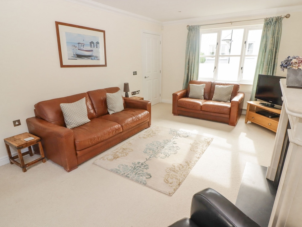 3 Strawberry Close
