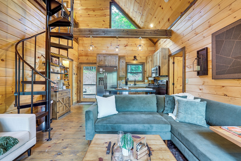 Hot Tub & Deck: Riverfront Mccaysville Cabin!