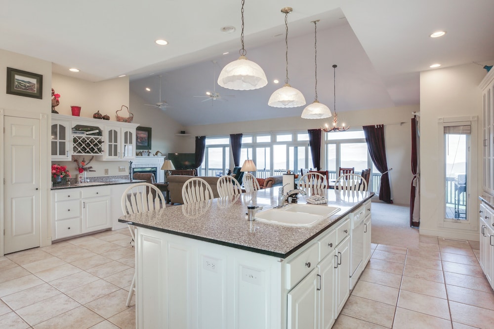 Beech Mtn Views, Next to Ski Resort: Home w/ Decks